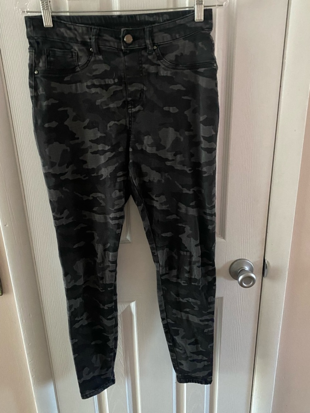 G by Giuliana Women's Skinny Jeans - Black & Gray Camo